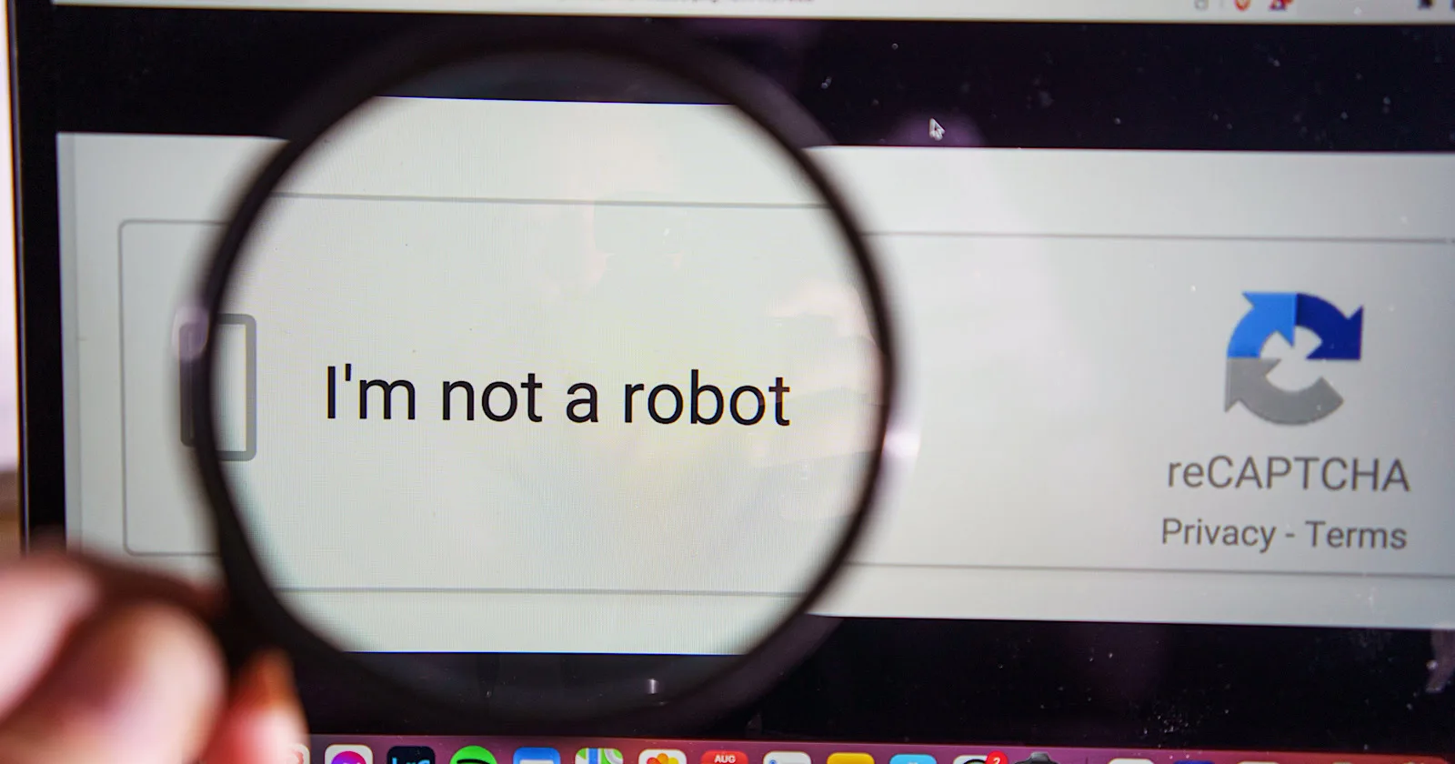 Captura de pantalla de verificación 'Are You a Bot' bloqueando el acceso a una página web