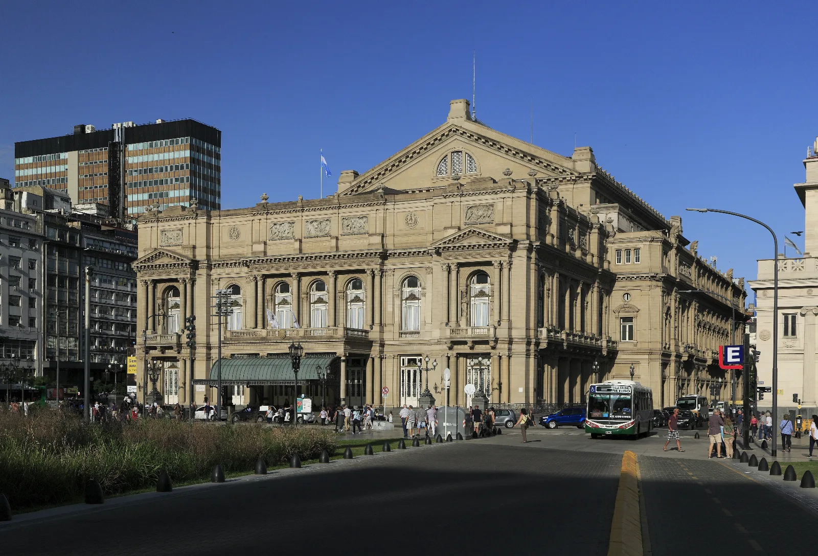 Westseite von der Plaza Lavalle, hier befindet sich der Haupteingang. Die heutige Prachtstraße Avenida 9 de Julio gab es zur Bauzeit des Theaters noch nicht.