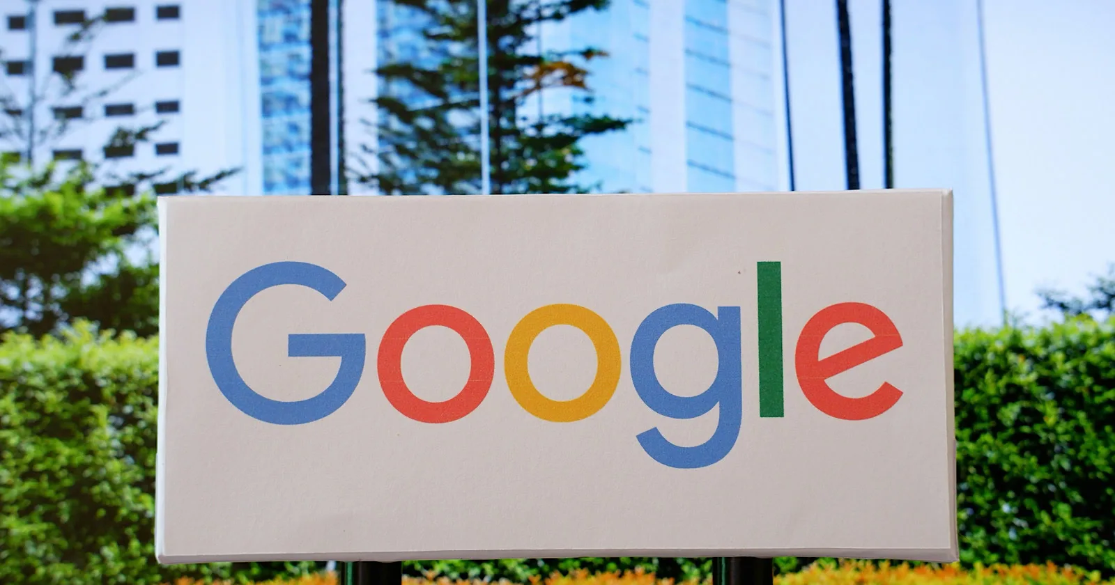 Google lleva Generative UI a los AI Overviews: qué cambia para el SEO