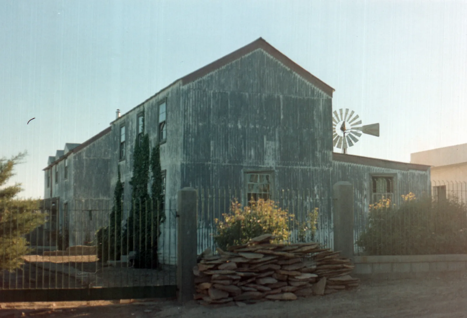 Vista del casco de la Estancia Bahía Laura (foto tomada en enero de 1999)
