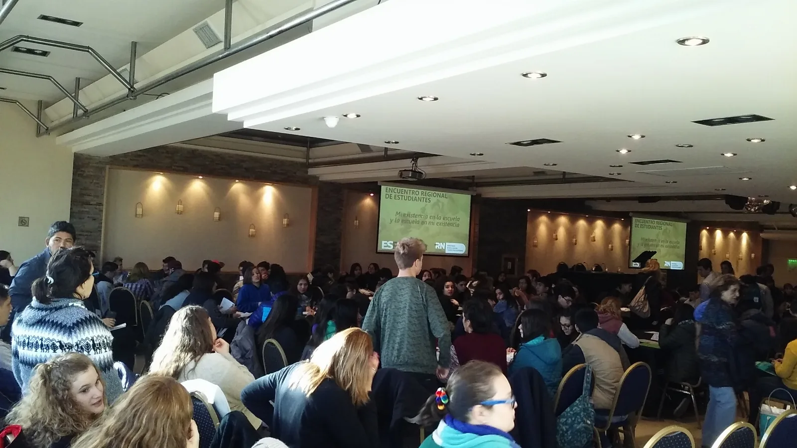 Encuentro donde se trabajo los lineamientos de la ESRN, entre los distintos actores de la comunidad educativa: docentes, directivos de colegios de la provincia, a la cual también participaron de maner